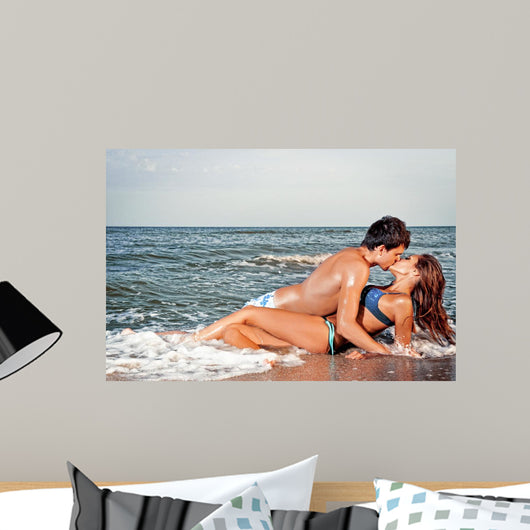 guy kiss his girlfriend Wall Mural