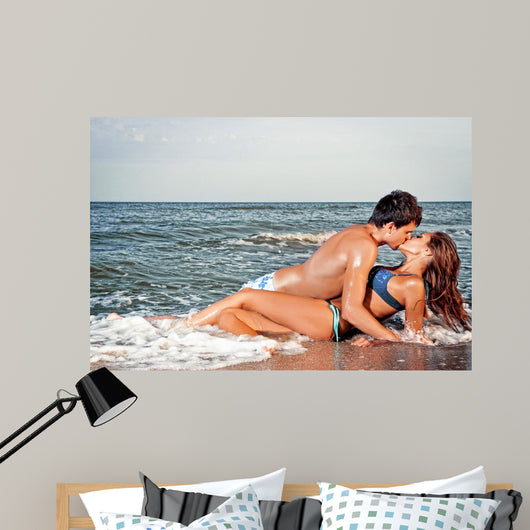 guy kiss his girlfriend Wall Mural