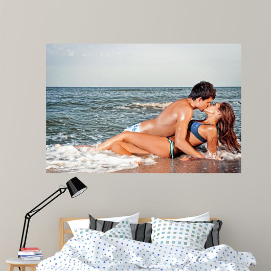 guy kiss his girlfriend Wall Mural