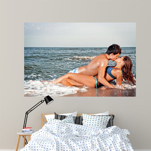 guy kiss his girlfriend Wall Mural