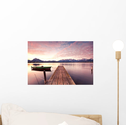 einsames Boot am Steg Wall Decal
