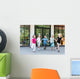 Kinder laufen auf dem Schulhof Wall Mural