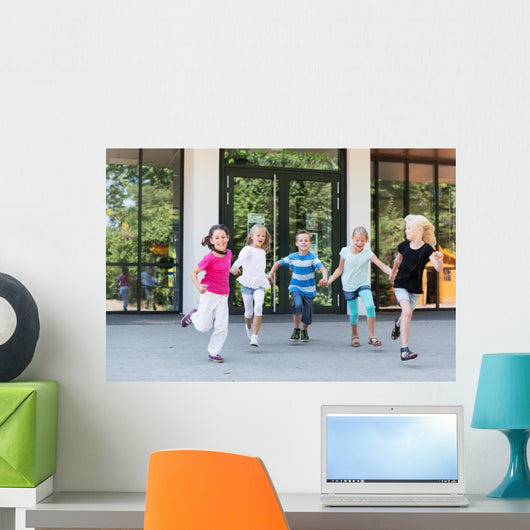 Kinder laufen auf dem Schulhof Wall Mural