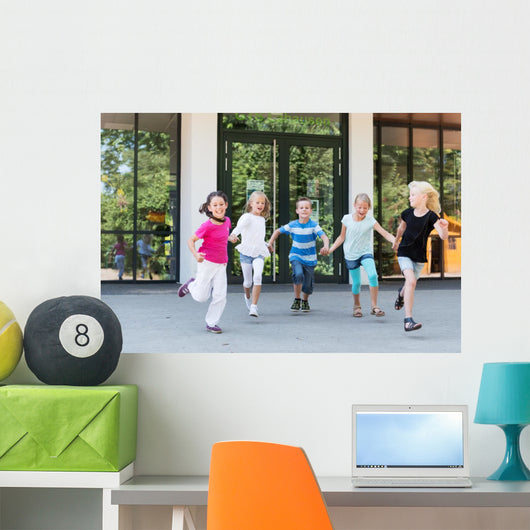 Kinder laufen auf dem Schulhof Wall Mural