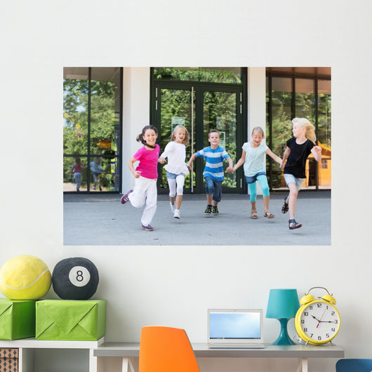 Kinder laufen auf dem Schulhof Wall Mural