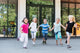 Kinder laufen auf dem Schulhof Wall Mural