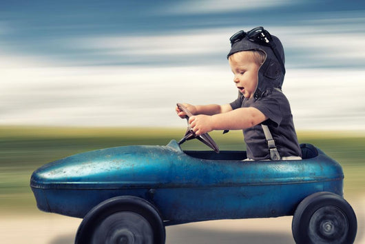 kleiner Junge im Tretauto Wall Decal