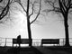 Depression im Nebel allein auf der Bank Wall Decal