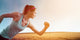 Joggerin l&auml;uft in sommer sonnenuntergang Wall Decal