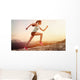 Junge joggerin lÃ¤uft auf berg Wall Mural
