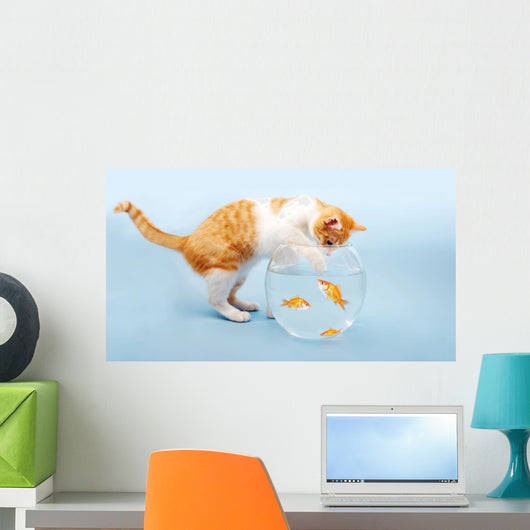 Katze fischt in Goldfischglas Wall Mural