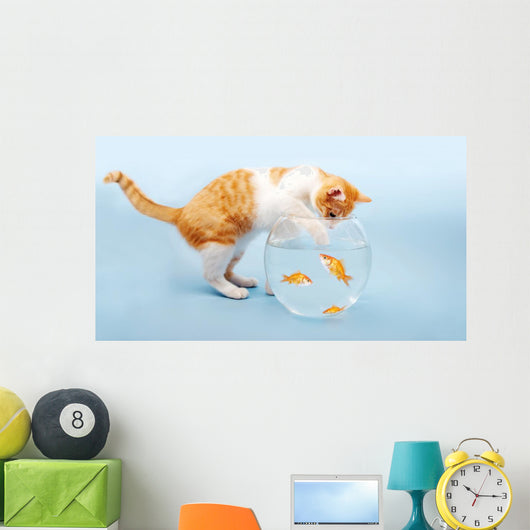 Katze fischt in Goldfischglas Wall Mural