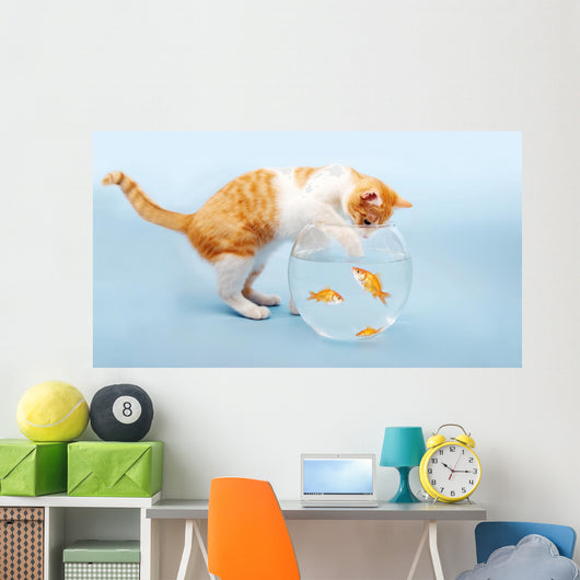 Katze fischt in Goldfischglas Wall Mural