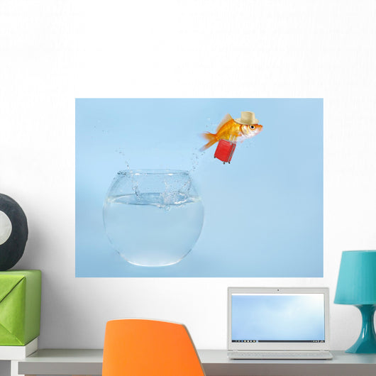 Goldfisch springt aus Glas Wall Mural