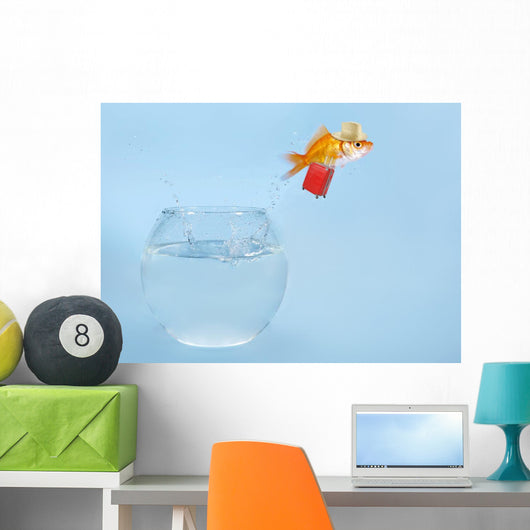 Goldfisch springt aus Glas Wall Mural