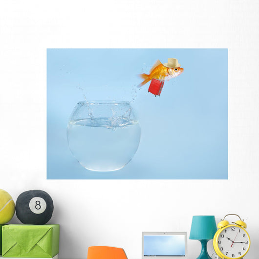 Goldfisch springt aus Glas Wall Mural