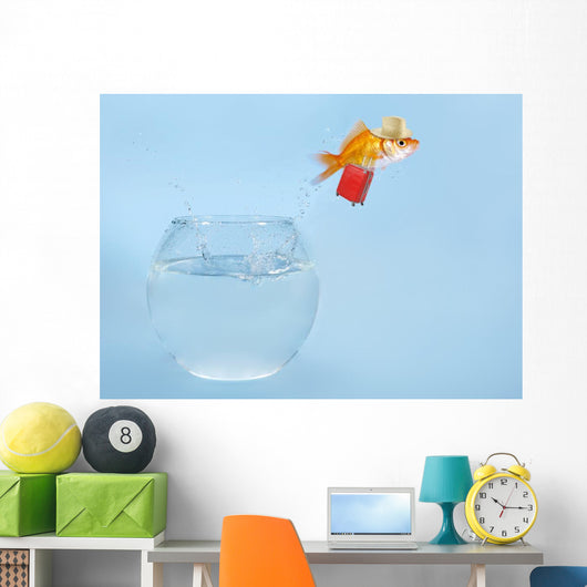 Goldfisch springt aus Glas Wall Mural