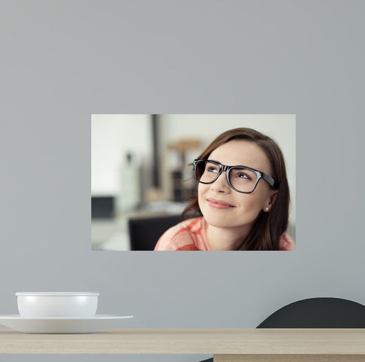 Lachelnde Junge Frau Mit Wall Decal