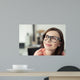 Lachelnde Junge Frau Mit Wall Decal