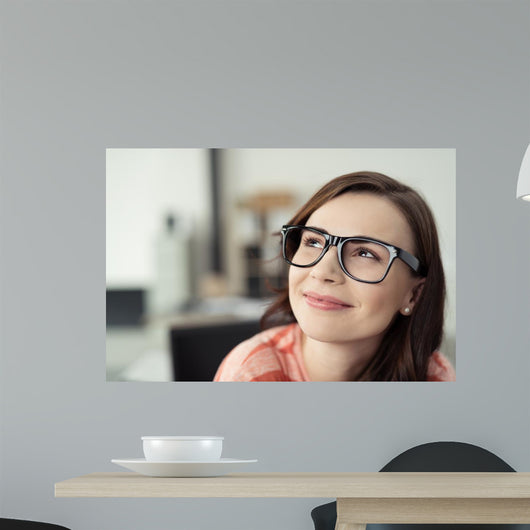Lachelnde Junge Frau Mit Wall Decal
