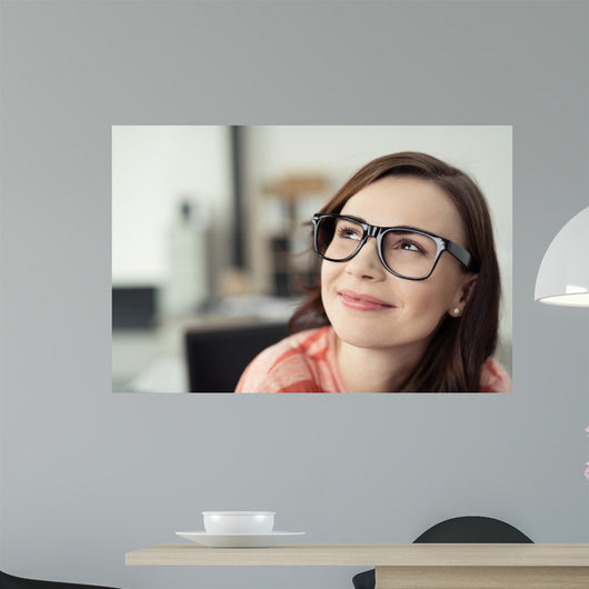 Lachelnde Junge Frau Mit Wall Decal