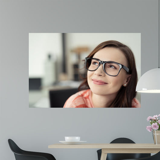Lachelnde Junge Frau Mit Wall Decal