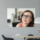 Lachelnde Junge Frau Mit Wall Decal