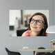 Lachelnde Junge Frau Mit Wall Decal