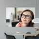 Lachelnde Junge Frau Mit Wall Decal