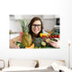 Teenager Umarmt Obst Und Wall Decal