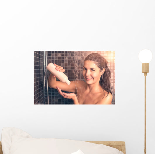 Junge Frau Benutzt Shampoo Wall Decal