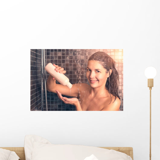Junge Frau Benutzt Shampoo Wall Decal