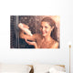 Junge Frau Benutzt Shampoo Wall Decal