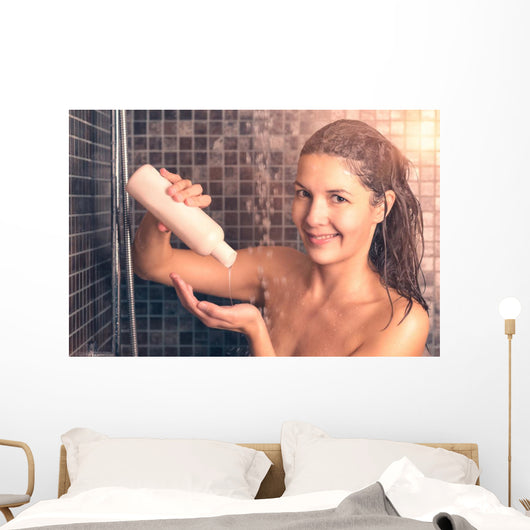 Junge Frau Benutzt Shampoo Wall Decal