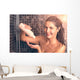 Junge Frau Benutzt Shampoo Wall Decal