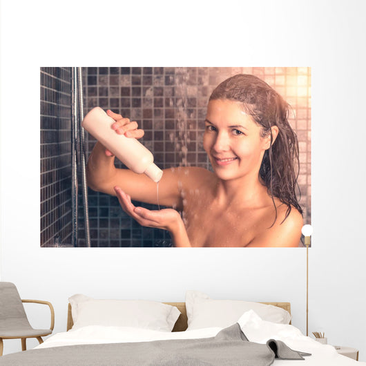 Junge Frau Benutzt Shampoo Wall Decal