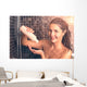 Junge Frau Benutzt Shampoo Wall Decal