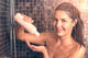 Junge Frau Benutzt Shampoo Wall Decal