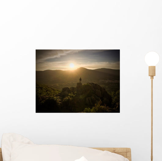 Hombr En Lo Alto Wall Decal