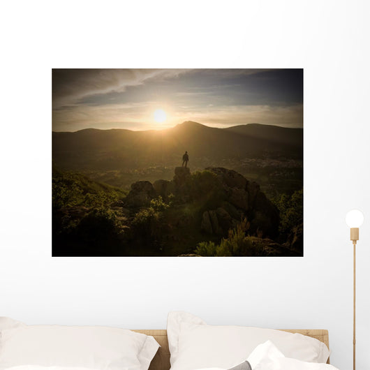 Hombr En Lo Alto Wall Decal