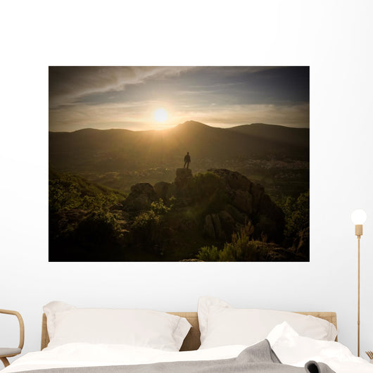 Hombr En Lo Alto Wall Decal
