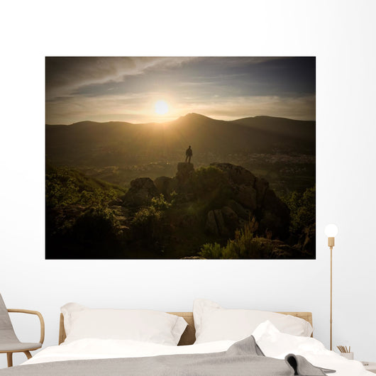 Hombr En Lo Alto Wall Decal