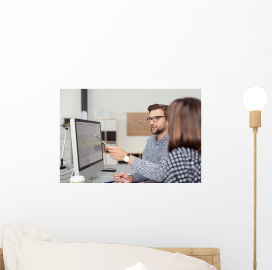 Geschaftsmann Erklart Seiner Kollegin Wall Decal