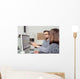 Geschaftsmann Erklart Seiner Kollegin Wall Decal