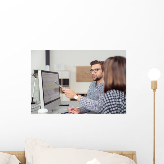 Geschaftsmann Erklart Seiner Kollegin Wall Decal
