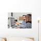 Geschaftsmann Erklart Seiner Kollegin Wall Decal