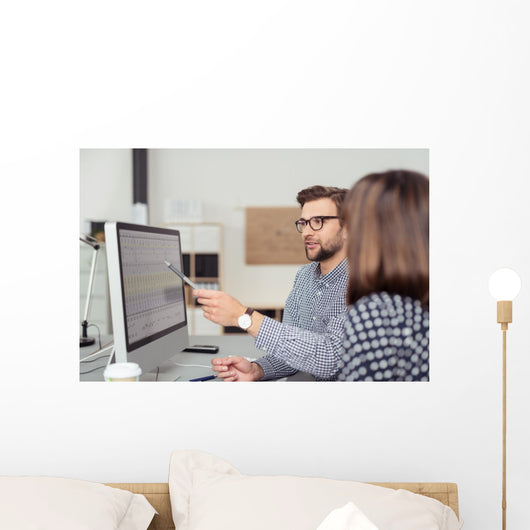 Geschaftsmann Erklart Seiner Kollegin Wall Decal