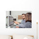 Geschaftsmann Erklart Seiner Kollegin Wall Decal