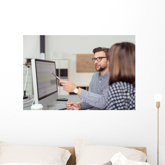 Geschaftsmann Erklart Seiner Kollegin Wall Decal