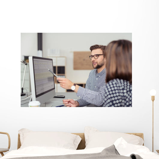 Geschaftsmann Erklart Seiner Kollegin Wall Decal
